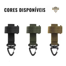 Carregar imagem no visualizador da galeria, suporte para luvas de segurança;
prendedor para EPI (Equipamento de Proteção Individual);
prendedor multiuso para luvas;
prendedor de luvas tático;
prendedor de ferramentas outdoor;
gancho para equipamentos táticos;
gancho de nylon para equipamentos;
clip para luvas de trabalho;
clip para camping e escalada;
clip de segurança para luvas;