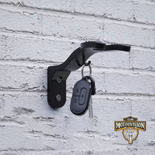 Carregar imagem no visualizador da galeria, suporte de parede para capacete;
gancho de parede multiuso;
suporte para capacete de moto;
suporte para capacete de bicicleta;
organizador de capacete;
gancho de parede para jaqueta;
cabideiro de parede;
gancho para pendurar mochila;
suporte de parede para garagem;
suporte de capacete de parede;
gancho multiuso para parede;
suporte organizador de parede;
suporte de parede funcional;