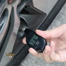 Carregar imagem no visualizador da galeria, medidor de pressão de pneus;
medidor digital de pressão de pneus;
medidor de pressão pneus carro;
medidor de pressão pneus moto;
manômetro digital para pneus;
medidor de pressão portátil para pneus;
dispositivo de pressão de pneus;