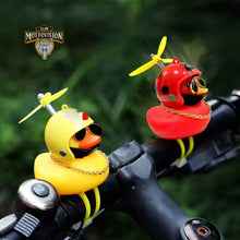 Carregar imagem no visualizador da galeria, Patinho com capacete;
Patinho decorativo;
Patinho com hélice;
Patinho engraçado para carro;
Patinho para guidão de bicicleta;
Patinho para guidão de Moto;
Enfeite de carro divertido;
Patinho com óculos e corrente;
Patinho de borracha estilizado;
Enfeite de retrovisor com patinho de borracha;
Patinho com capacete para decoração de moto;
Acessório divertido para guidão de bicicleta;
Mini patinho estiloso com capacete para carro;
Brinquedo de patinho com hélice para crianças e adultos;