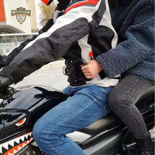 Carregar imagem no visualizador da galeria, suporte para passageiro de moto;
cinto para garupa de moto;
cinto para criança na moto;
cinto de segurança para passageiro de moto;
cinto de segurança infantil para moto;
cinto com alça para moto;
alça para passageiro de moto;
alça para garupa de moto;
alça de segurança para moto;
acessório para garupa de moto;