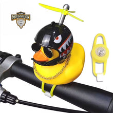 Carregar imagem no visualizador da galeria, Patinho com capacete;
Patinho decorativo;
Patinho com hélice;
Patinho engraçado para carro;
Patinho para guidão de bicicleta;
Patinho para guidão de Moto;
Enfeite de carro divertido;
Patinho com óculos e corrente;
Patinho de borracha estilizado;
Enfeite de retrovisor com patinho de borracha;
Patinho com capacete para decoração de moto;
Acessório divertido para guidão de bicicleta;
Mini patinho estiloso com capacete para carro;
Brinquedo de patinho com hélice para crianças e adultos;