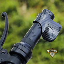 Carregar imagem no visualizador da galeria, acelerador auxiliar de moto;
apoio de pulso para moto;
controle de cruzeiro moto;
cruise control moto;
punho de acelerador moto;
acelerador universal moto;
acelerador moto viagem;
descanso de punho moto;
ajuda para manter velocidade constante na moto;