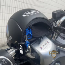 Carregar imagem no visualizador da galeria, Trava Anti furto;
trava bloqueadora;
trava de manete;
trava moto;
Trava capacete;
trava de capacete para moto;
trava de capacete com cabo de aço;
trava de guidão com cabo;
trava antifurto para capacete;
trava de segurança para capacete;
trava para capacete universal;
trava capacete moto BMW;
trava para capacete com chave;
trava de capacete portátil;
trava para moto com cabo de aço;