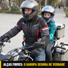 Carregar imagem no visualizador da galeria, Criança segurando as alças do Abraço Seguro na garupa da moto