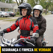 Carregar imagem no visualizador da galeria, Idoso na garupa da moto com a alça de segurança Abraço Seguro