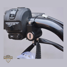 Carregar imagem no visualizador da galeria, Trava Anti furto;
trava bloqueadora;
trava de manete;
trava moto;
Trava capacete;
trava de capacete para moto;
trava de capacete com cabo de aço;
trava de guidão com cabo;
trava antifurto para capacete;
trava de segurança para capacete;
trava para capacete universal;
trava capacete moto BMW;
trava para capacete com chave;
trava de capacete portátil;
trava para moto com cabo de aço;
