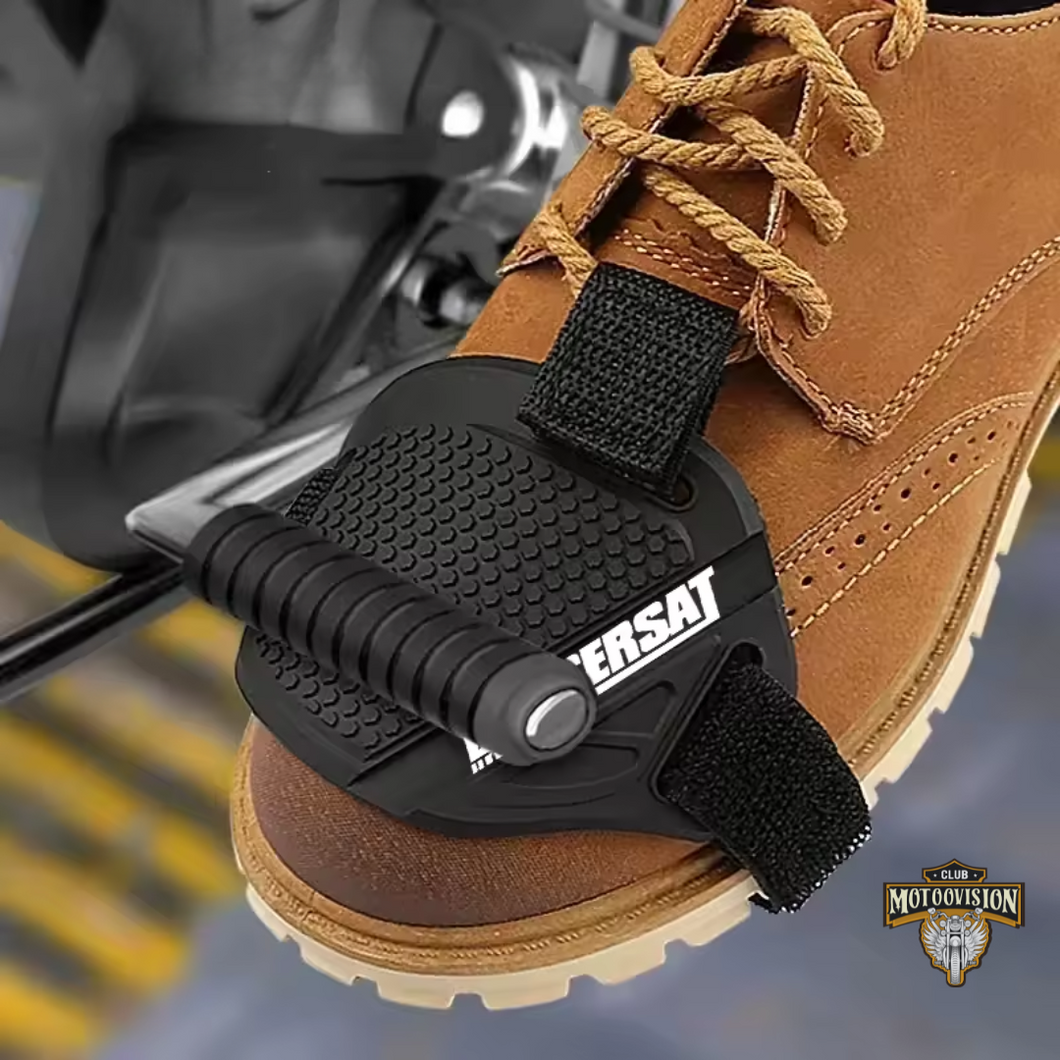 protetor de calçado para moto;
protetor de sapato para motociclista;
capa para sapato de moto;
protetor de marcha para moto;
capa protetora para calçado de moto;
protetor de bota moto;
protetor de calçado para câmbio de moto;
capa de sapato antiderrapante moto;
proteção para tênis de motoqueiro;
capa de borracha para calçado moto;
acessório para motociclista;
protetor de marcha antiderrapante;
protetor de pé para moto;
protetor para troca de marcha;