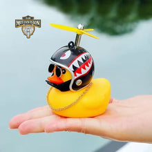 Carregar imagem no visualizador da galeria, Patinho com capacete;
Patinho decorativo;
Patinho com hélice;
Patinho engraçado para carro;
Patinho para guidão de bicicleta;
Patinho para guidão de Moto;
Enfeite de carro divertido;
Patinho com óculos e corrente;
Patinho de borracha estilizado;
Enfeite de retrovisor com patinho de borracha;
Patinho com capacete para decoração de moto;
Acessório divertido para guidão de bicicleta;
Mini patinho estiloso com capacete para carro;
Brinquedo de patinho com hélice para crianças e adultos;


