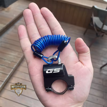 Carregar imagem no visualizador da galeria, Trava Anti furto;
trava bloqueadora;
trava de manete;
trava moto;
Trava capacete;
trava de capacete para moto;
trava de capacete com cabo de aço;
trava de guidão com cabo;
trava antifurto para capacete;
trava de segurança para capacete;
trava para capacete universal;
trava capacete moto BMW;
trava para capacete com chave;
trava de capacete portátil;
trava para moto com cabo de aço;
