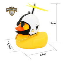 Carregar imagem no visualizador da galeria, Patinho com capacete;
Patinho decorativo;
Patinho com hélice;
Patinho engraçado para carro;
Patinho para guidão de bicicleta;
Patinho para guidão de Moto;
Enfeite de carro divertido;
Patinho com óculos e corrente;
Patinho de borracha estilizado;
Enfeite de retrovisor com patinho de borracha;
Patinho com capacete para decoração de moto;
Acessório divertido para guidão de bicicleta;
Mini patinho estiloso com capacete para carro;
Brinquedo de patinho com hélice para crianças e adultos;


