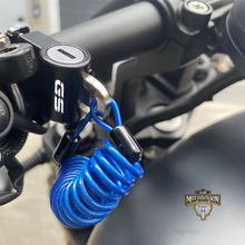 Carregar imagem no visualizador da galeria, Trava Anti furto;
trava bloqueadora;
trava de manete;
trava moto;
Trava capacete;
trava de capacete para moto;
trava de capacete com cabo de aço;
trava de guidão com cabo;
trava antifurto para capacete;
trava de segurança para capacete;
trava para capacete universal;
trava capacete moto BMW;
trava para capacete com chave;
trava de capacete portátil;
trava para moto com cabo de aço;
