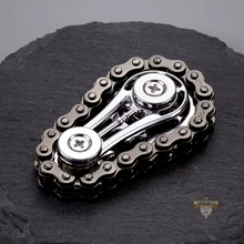 Carregar imagem no visualizador da galeria, spinner de dedo;
spinner de engrenagem;
spinner metálico;
brinquedo antistress;
fidget spinner;
spinner corrente;
spinner para ansiedade;
spinner colecionável;
spinner com corrente e engrenagem;
