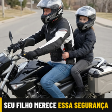 Carregar imagem no visualizador da galeria, Pai e filha na moto com a alça de segurança Abraço Seguro para garupa
