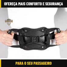 Carregar imagem no visualizador da galeria, Alça de segurança para garupa Abraço Seguro Motoovision vestida na cintura
