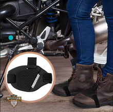 Carregar imagem no visualizador da galeria, protetor de calçado para moto;
protetor de sapato para motociclista;
capa para sapato de moto;
protetor de marcha para moto;
capa protetora para calçado de moto;
protetor de bota moto;
protetor de calçado para câmbio de moto;
capa de sapato antiderrapante moto;
proteção para tênis de motoqueiro;
capa de borracha para calçado moto;
acessório para motociclista;
protetor de marcha antiderrapante;
protetor de pé para moto;
protetor para troca de marcha;
